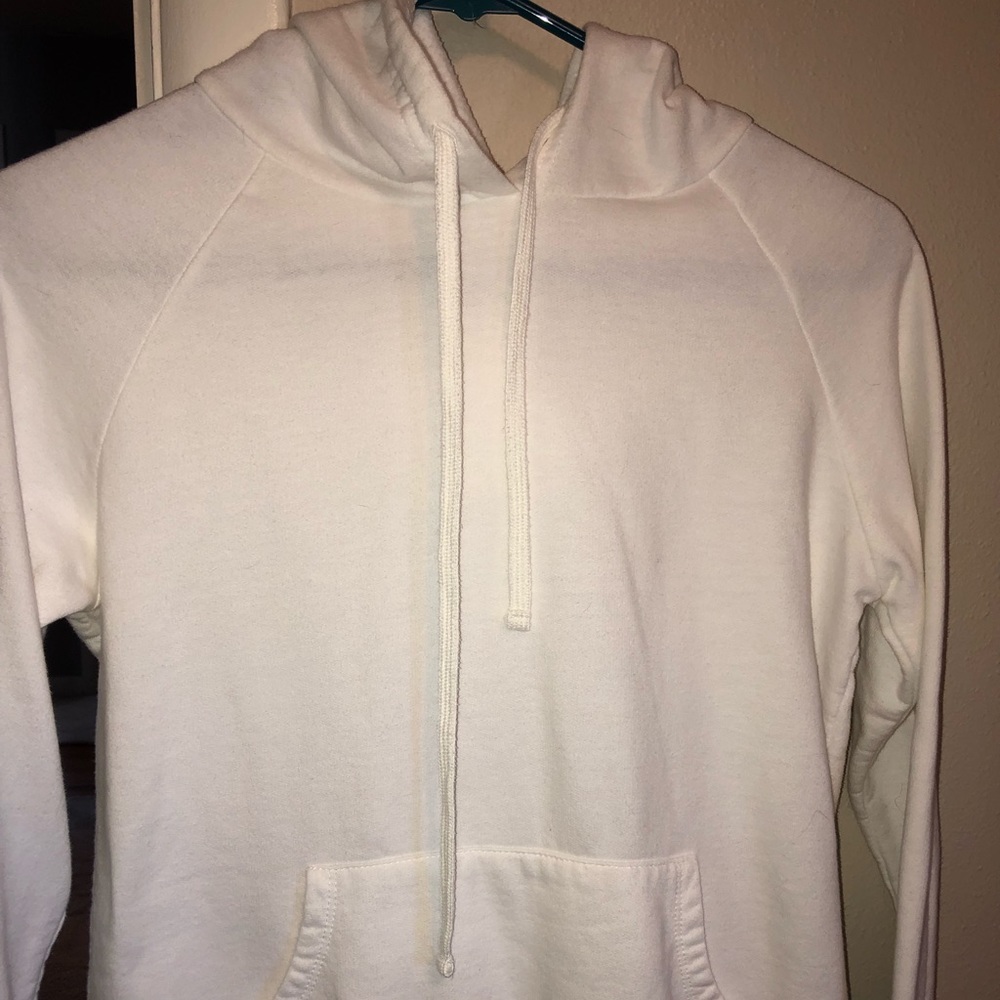 Women’s basic white sweatshirt